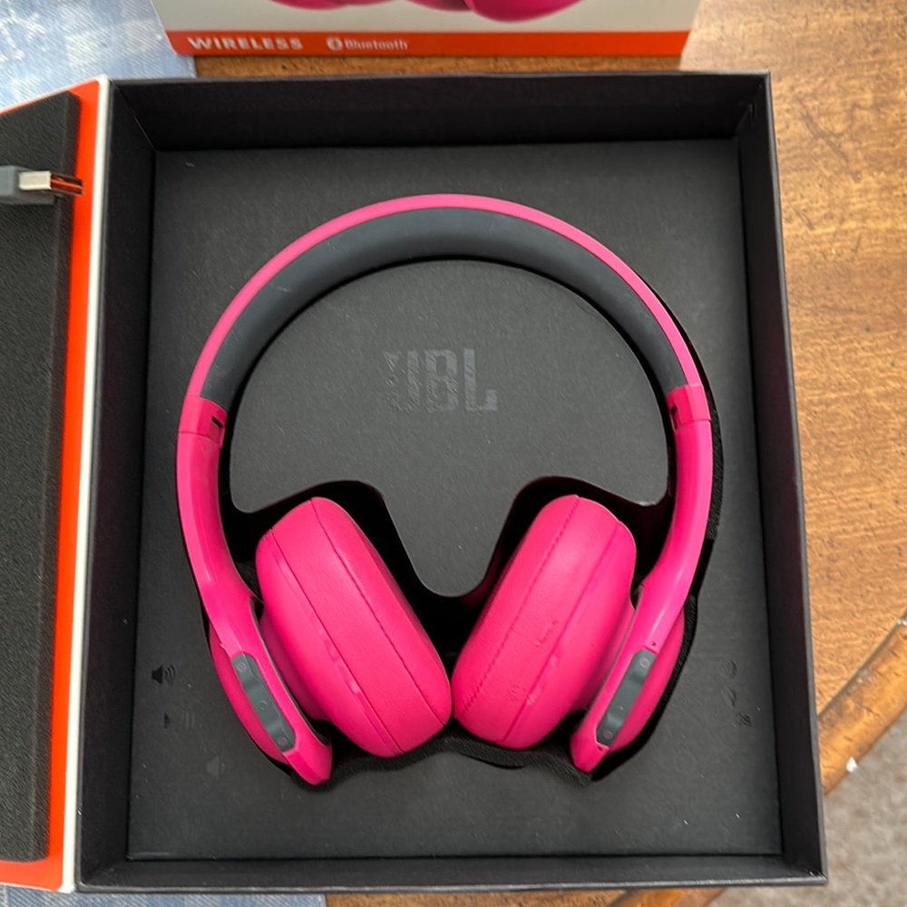 JBL Everest 300 Wireless Headphones
